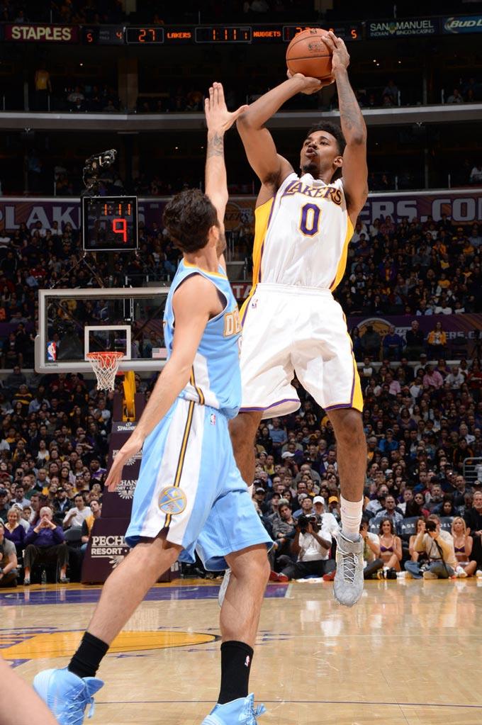 NBA新秀观察：状元秀首战亮眼,（NBA新秀直击：状元首秀闪耀）