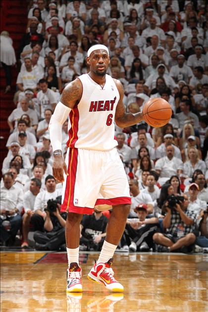 克里斯半场表现抢眼，为球队注入活力（克里斯半场大放异彩，激活球队气势）