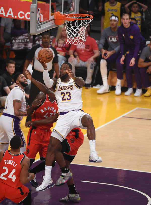 球迷怒喷后蹇韬回应：输球又怎么样？随后被韦世豪、甘超拦下（被球迷怒喷后，蹇韬回怼：输球怎么了？随即被韦世豪、甘超拉住）