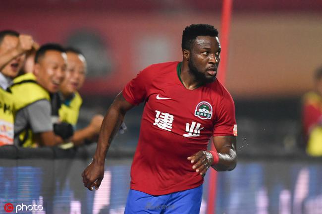 和双小外配合来电！王哲林：主动适应他们球路，慢慢寻找配合感觉（与双小外磨合见成效！王哲林：主动融入其打法，逐步找到默契）