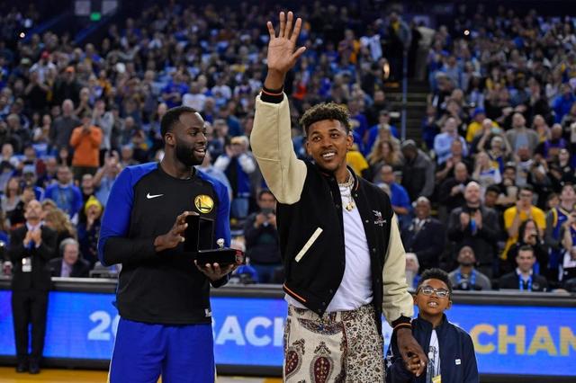 英超日本国脚与战犯照片合影，其俱乐部比赛在中国照常直播引球迷不满，咪咕客服回应（英超日本国脚被曝与战犯合影，其俱乐部在华比赛照常转播引球迷不满，咪咕客服回应）